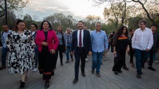 Recorren Martí Batres, Jefe de Gobierno de la Ciudad de México, y Alejandra Frausto, Secretaria de Cultura Federal, la Calzada Peatonal Chivatito, en el Bosque de Chapultepec