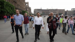 Celebra Martí Batres, Jefe de Gobierno de la Ciudad de México, día de la Santa Cruz con Trabajadores de Obra del Zócalo Peatonal