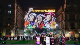 CLARA BRUGADA ENCIENDE MOSAICOS LUMINOSOS EN EL ZÓCALO EN RECONOCIMIENTO A LA LUCHA HISTÓRICA DE LAS MUJERES